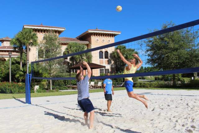 Rosen Shingle Creek men playing sand volleyball