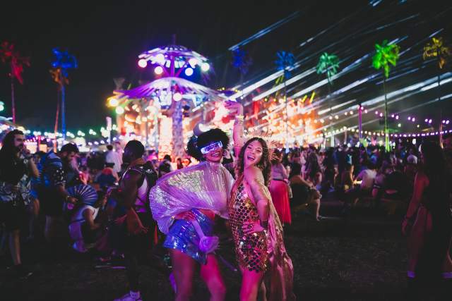 Two girls meet up at EDC