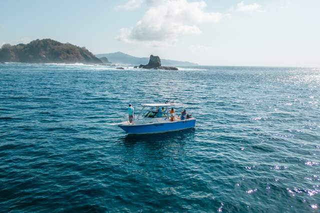 Bote navegando sobre el Golfo de Montijo en la provincia de Veraguas, Panamá.