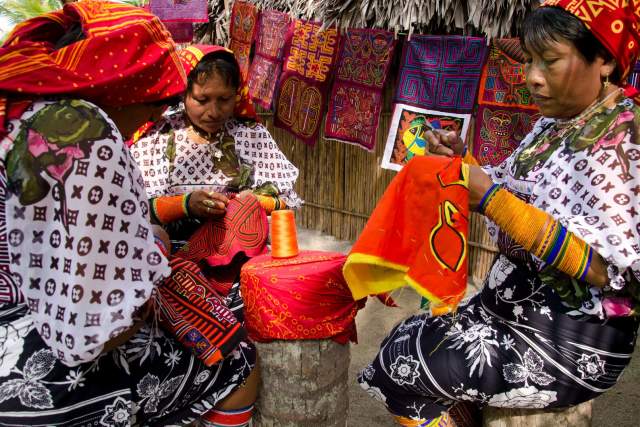 Mujeres Guna bordan molas en el archipiélago de San Blas, Gunayala, Panamá.