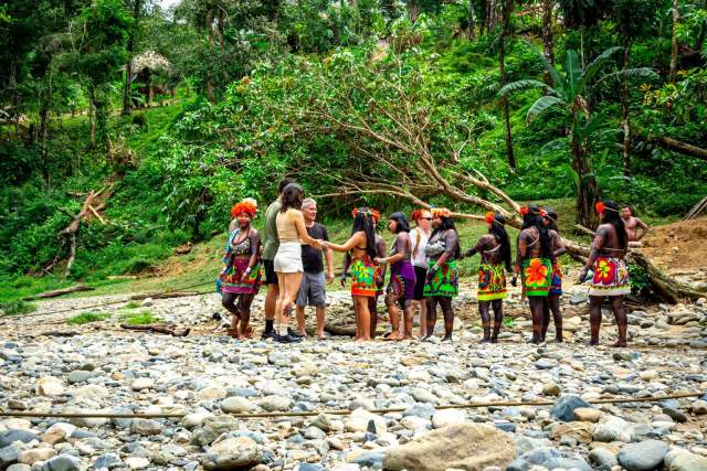 Visitantes en la comunidad indígena de Biakirú, río Chagres, Panamá.