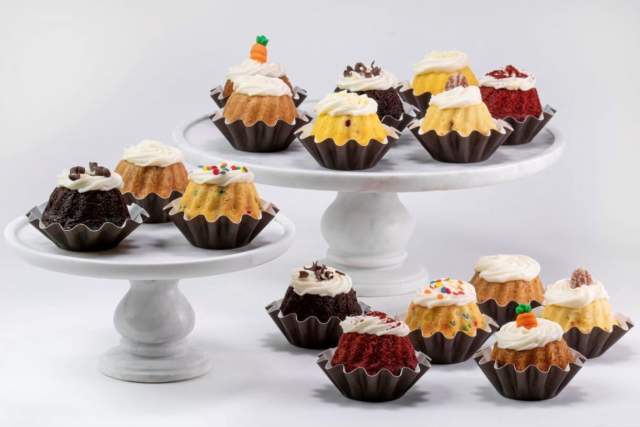 Bundteas Mini Cakes on cake stands