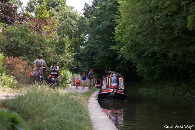 A boat docks along the Great West Way in England.