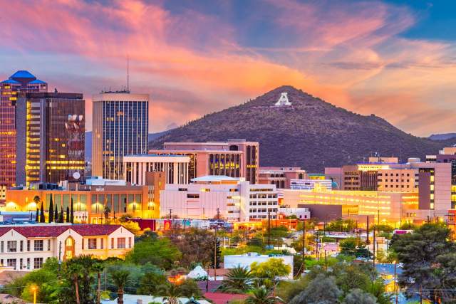 tucson_downtown_a_mountain_background