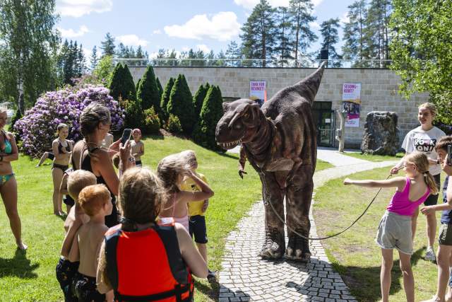 Barn flokker seg rundt Den store dinosauren, Mineralparken, Evje