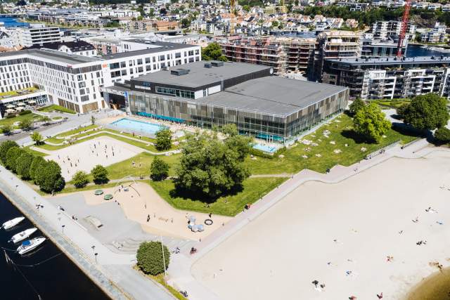 Aquarama og bystranda med drone