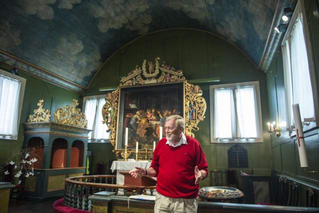 Guide Thomas Juell viser Risør kirke