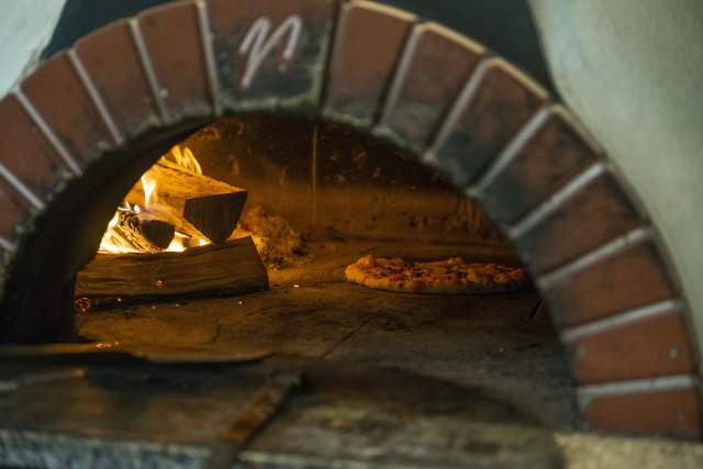Steinovnsbakt pizza fra Tollboden Bakeri i Flekkefjord