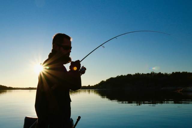 Fiske i solnedgang