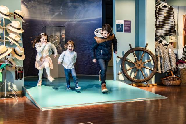 Barn som leker på Sjøfartsmuseet i Aust-Agder