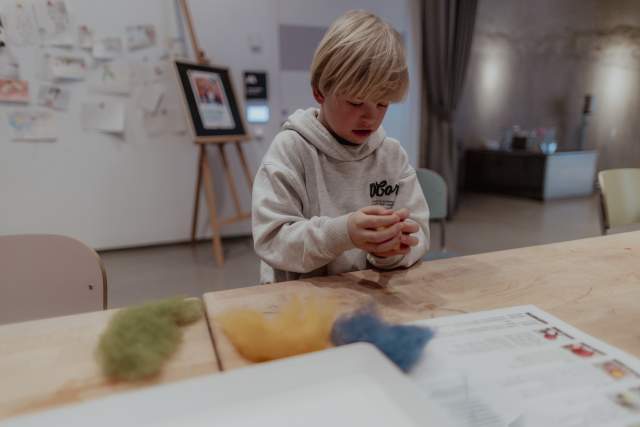 Barn som holder på med aktivitet på Kunstsilo