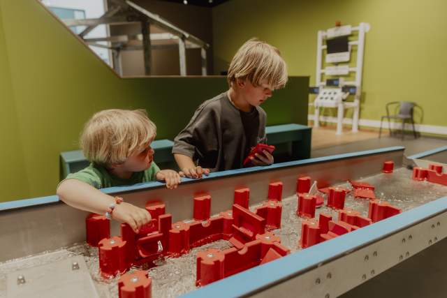 To barn leker med et mini-vannkraftverk på Vitensentret i Kristiansand