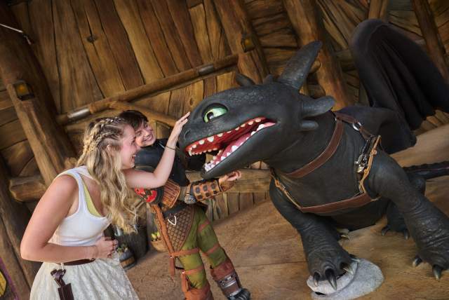 Meet and Greet with Toothless at Epic Universe's How to Train Your Dragon – Isle of Berk