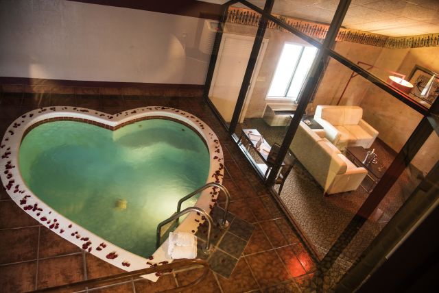 Poconos resorts shop for couples