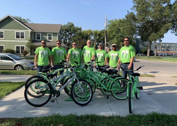 The team of Green Apple Bike volunteers.