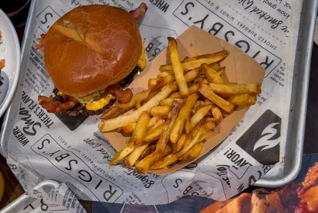 Rigsby’s Smoked Burgers, Wings & Grill burger