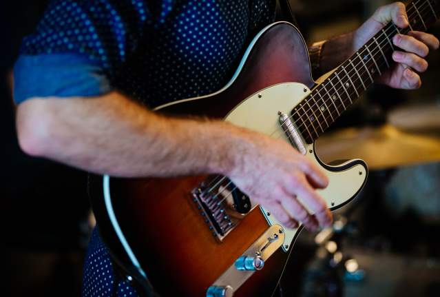 Live Music: Robin Henry