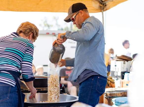 Preparing kettle corn