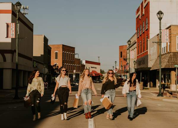 Girls shopping in Downtown Effingham