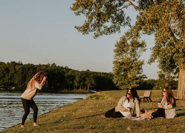 Girls having a picnic photoshoot at Lake Sara