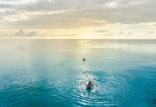 Image of people kayaking at 7 Mile Beach