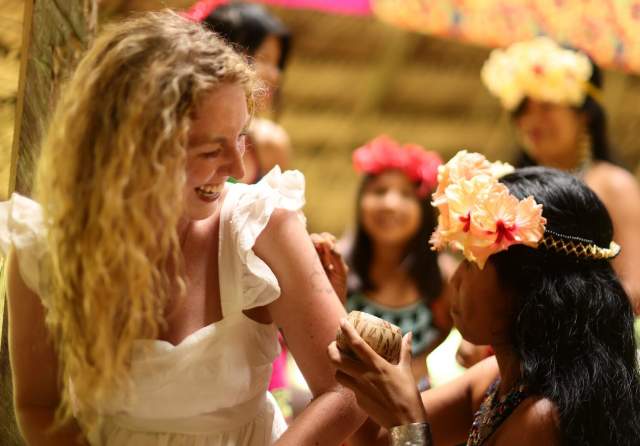 Mulher recebe pintura corporal Kipara tradicional durante uma experiência cultural numa comunidade Emberá.