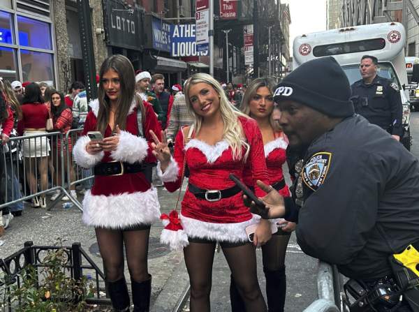 Thousands of revelers descend on NYC for annual Santa-themed bar crawl SantaCon