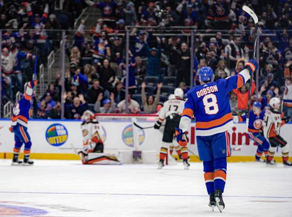 Holmstrom's late short-handed goal lifts Islanders to 4-3 win over Ducks