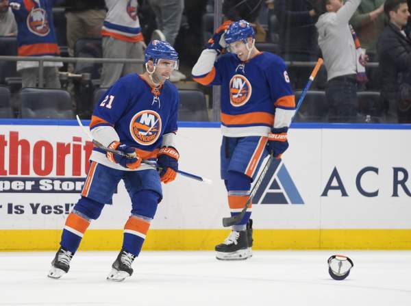 Kyle Palmieri's 1st-period hat trick leads Islanders past Bruins 5-1