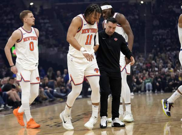 Knicks All-Star guard Jalen Brunson bruises left knee early in New York's 107-98 win over Cavaliers