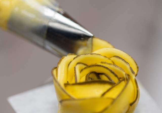 Cake Decorating; Buttercream Flower Piping
