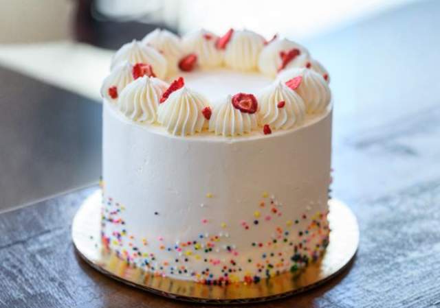 Cake Decorating Class - Strawberry Funfetti