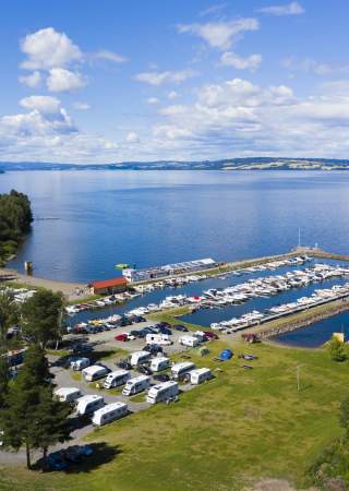 Evjua Strandpark, dronebilde mot Mjøsa