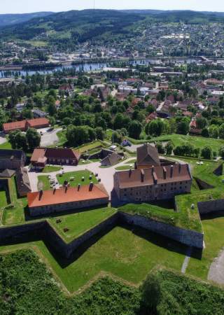 Dronebilde fra Kongsvinger Festning i solskinn