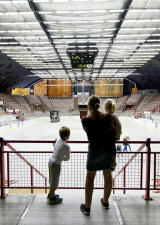 Familie på besøk i Gjøvik Olympiske Fjellhall