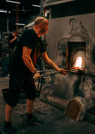 Glassblåser i arbeid på Magnor Glassverk