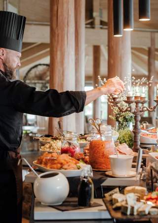 Sunn og smakfull buffet tilberedes på Finnskogtoppen