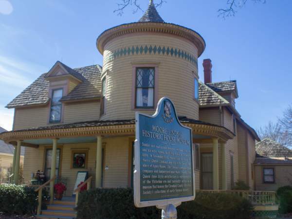 Moore-Lindsay Historical House