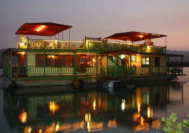 HouseBoat Grill