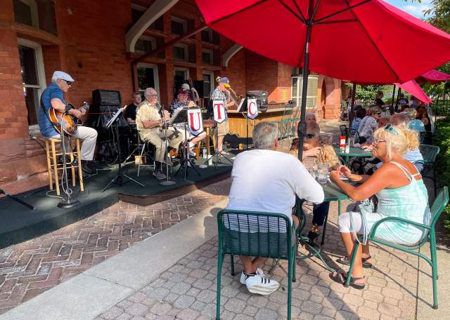 Dining Al Fresco in Calhoun County