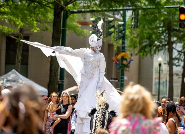 Festival International Stilt Walker