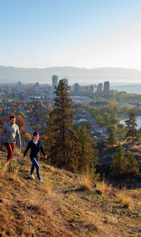 Couple_Hiking_at_Knox_Mountain_Park_3_