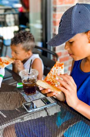 Children eating pizza