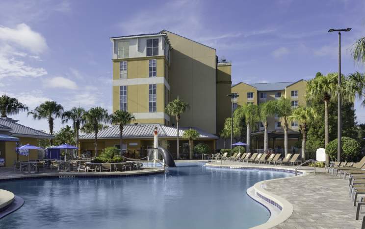 Fairfield Inn & Suites Orlando at SeaWorld pool
