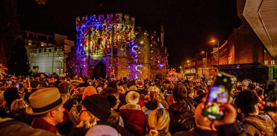 Large Crowd in southampton at christmas