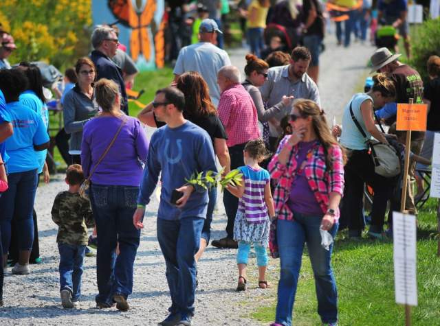 Crowd at Earth Day Fort Wayne festival.