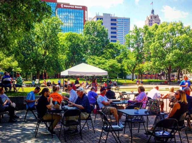 Photo of people having lunch on Freimann Square.