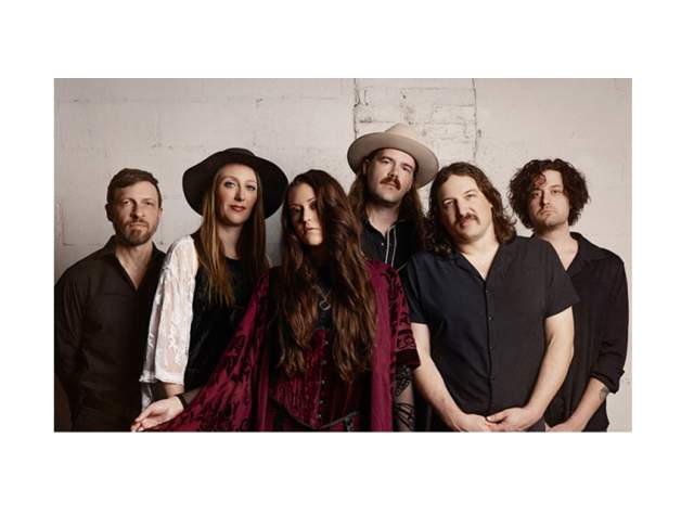 Group photo of Rumours ATL: A Fleetwood Mac Tribute.