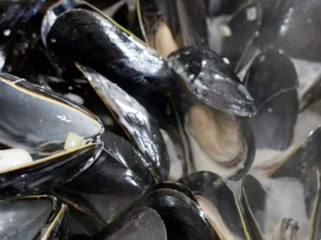 Small Bites: Steamed Mussels With Shallots and Crème Fraîche