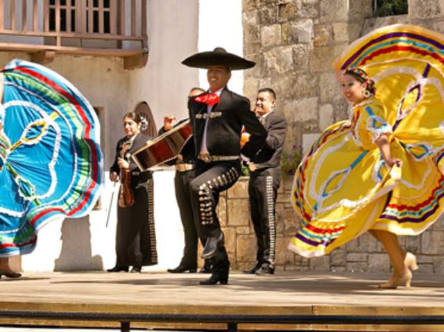 folklorico dancers